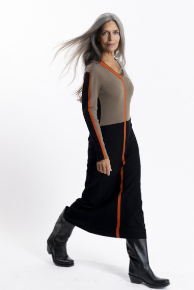 Vestido midi BMB & Co. canalé escote pico