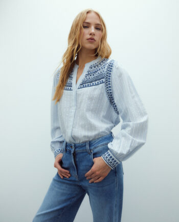 camisa bordada de mujer Andam azul con rayas y pedrería