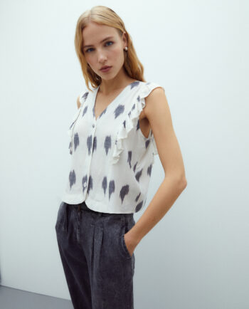 blusa estampada de mujer Andam geométrica con volantes