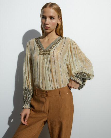 blusa bordada de mujer Andam beige con hilo dorado